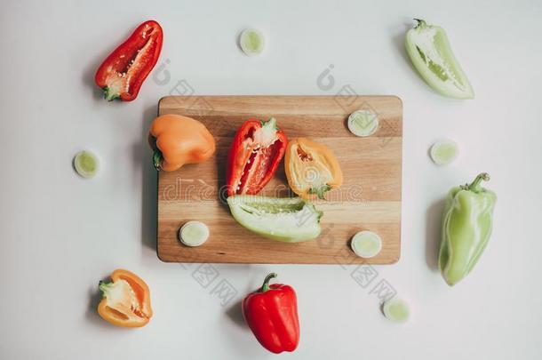 厨房的背景和新鲜的蔬菜向锋利的板