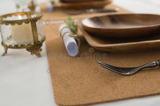木制的盘子和餐具放置向一t一ble