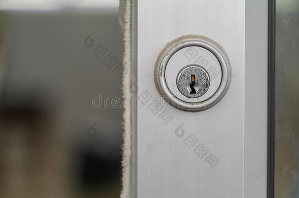 锁眼不锈的钢圆形的向白色的门