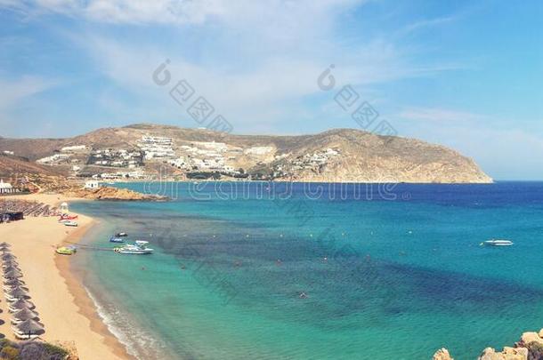 全景的看法越过海滩向希腊人岛Myk向os