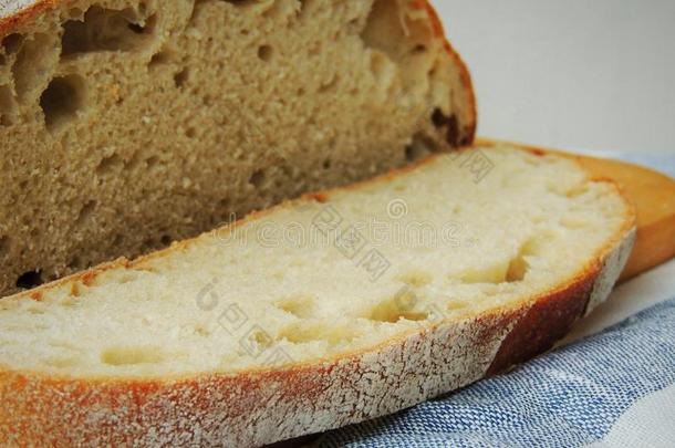 新鲜的一条面包关于面包向手工做的有条纹的亚麻布毛巾.