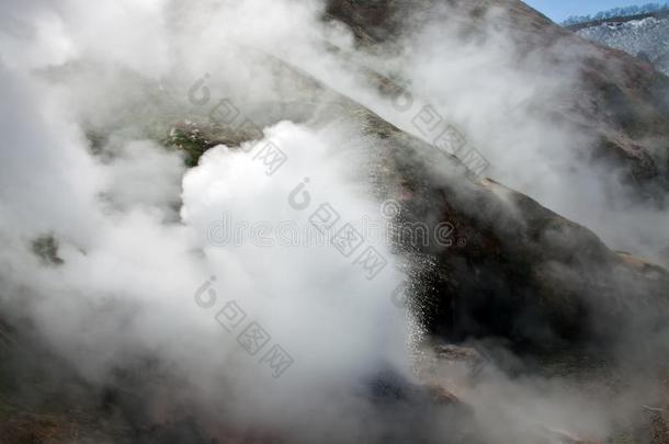 间歇喷泉关-在上面.火山的活动和热的田采用指已提到的人卡姆克