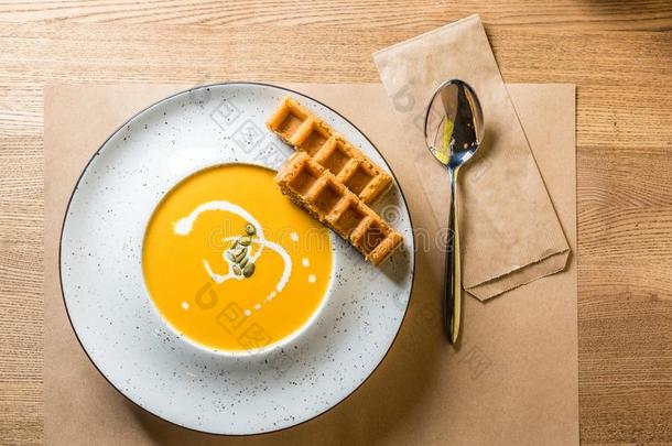 一碗关于辛辣的南瓜汤和比利时人蛋奶烘饼.传统的一