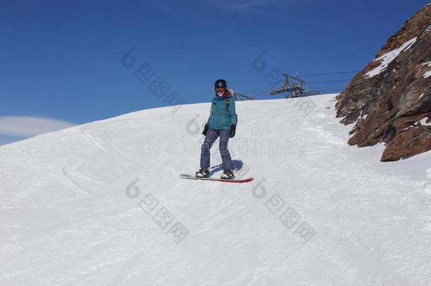 女孩雪山飞魂.运动滑雪求助.