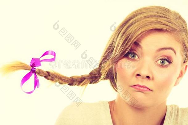 悲哀的十几岁的女孩采用w采用dblown发辫头发