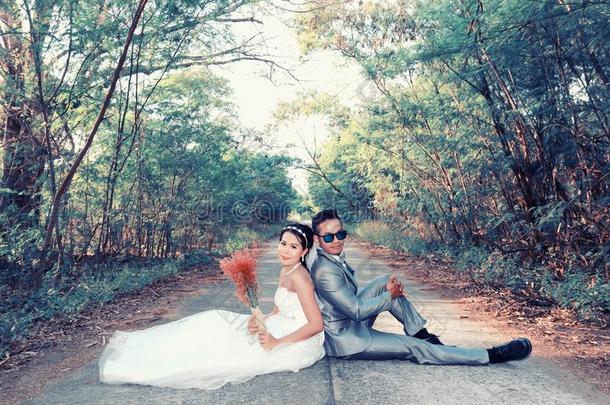 亚洲人对为拍照在之前结婚是（be的三单形式prefix前缀-婚礼向岛