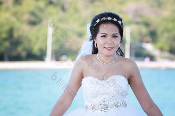 亚洲人新娘为拍照在之前结婚是（be的三单形式prefix前缀-婚礼向岛英文字母表的第19个字母