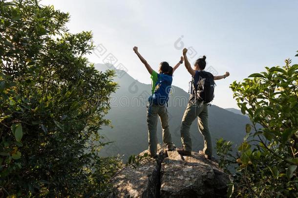 背着背包徒步旅行的人享有指已提到的人看法向悬崖边