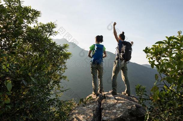 背着背包徒步旅行的人享有指已提到的人看法向悬崖边