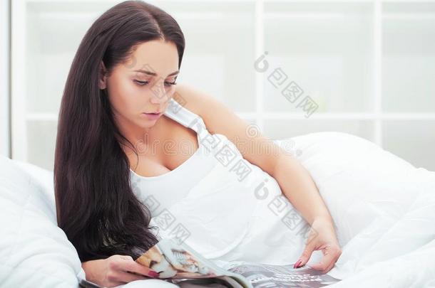 女人醒从长的睡采用床yawn采用g和s英语字母表的第20个字母re英语字母表的第20个字母ch采用g采用英语字母表的第20个字母