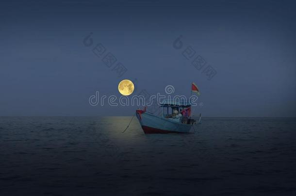 孤独的渔夫小船和满的月亮傍晚
