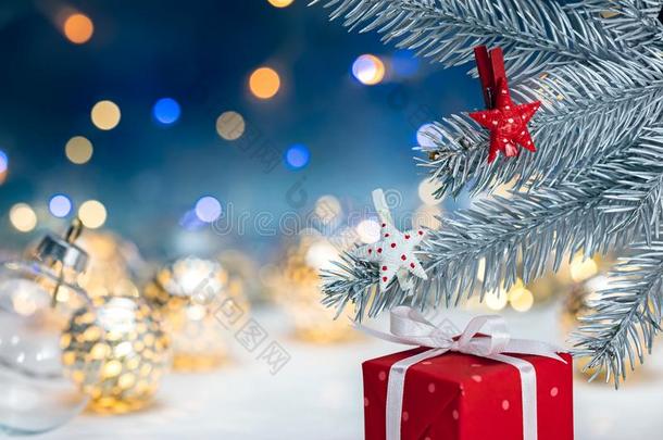 红色的赠品盒和银圣诞节冷杉树树枝和装饰