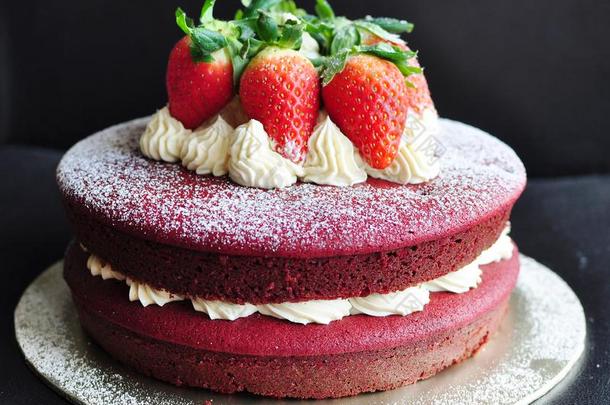 红色的丝绒蛋糕装饰和新鲜的草莓