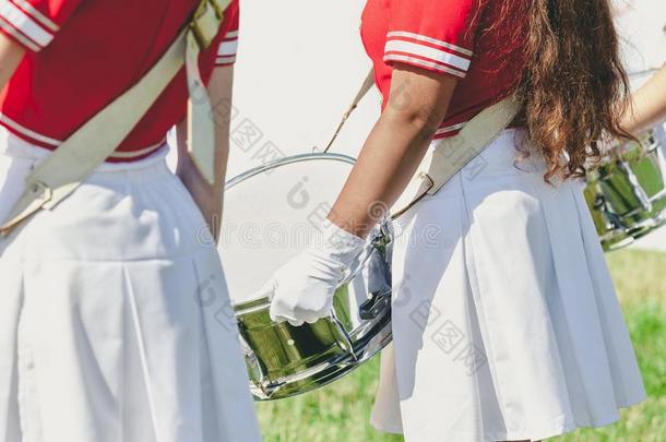 长的-有毛发的女孩鼓手在有关运动的节日