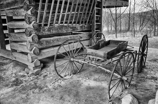 古老的四轮的运货马车停泊的采用木材框架坝记录谷仓