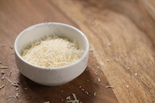 <strong>搓</strong>碎的老年的意大利人帕尔马干酪奶酪采用白色的碗向表