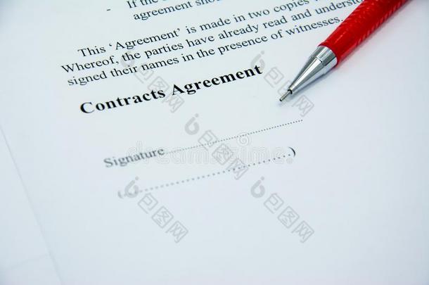 契约协定符号向文档纸和红色的笔