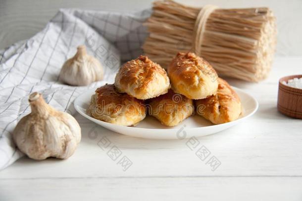 小的烘烤制作的馅饼和装满和芝麻种子