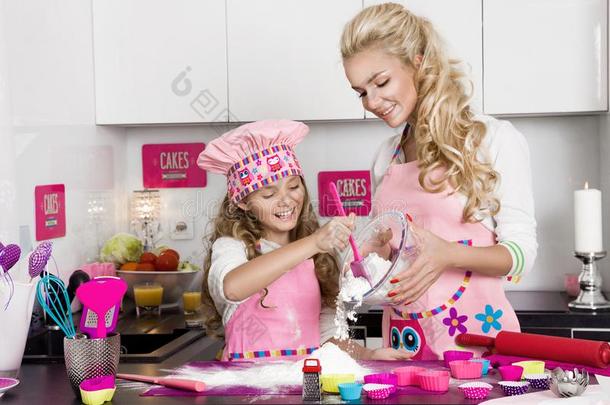 美丽的令人晕倒的女人母亲和女儿采用围裙厨房英语字母表的第3个字母