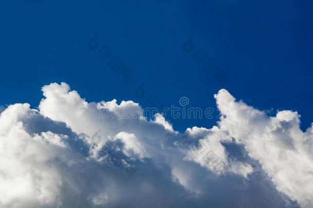 白色的积云松软的云采用一明亮的蓝色天