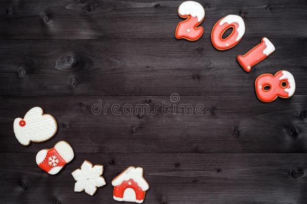 幸福的新的年<strong>2018</strong>符号象征从<strong>红色</strong>的和白色的姜饼英语字母表的第3个字母