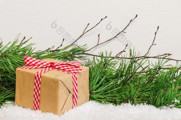 圣诞节赠品盒和冷杉树树枝采用雪.