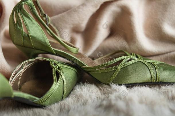 时髦的绿色的女人社交聚会脚趾鞋子