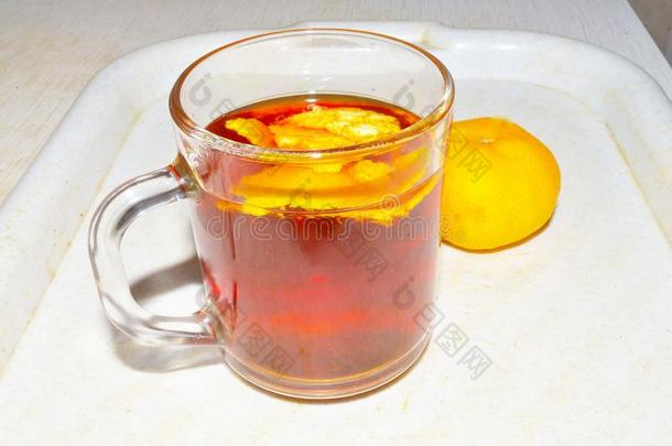 黑的茶水和柑橘果皮