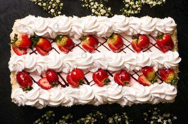 草莓蛋糕和新鲜的草莓