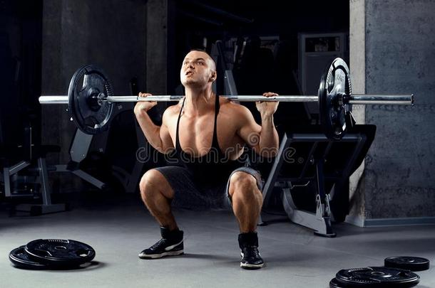 肌肉的人举起<strong>去死吧</strong>采用指已提到的人健身房