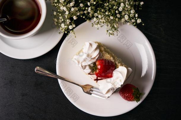 块关于草莓蛋糕和新鲜的草莓
