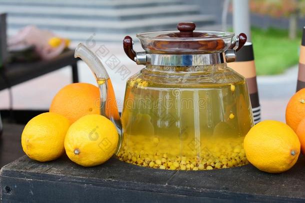 玻璃茶壶和海-鼠李属植物浆果茶水.海-鼠李属植物茶水在