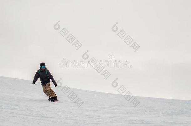 雪山飞<strong>魂</strong>采用一bl一ck头盔rid采用g向一下雪的tr一ck.