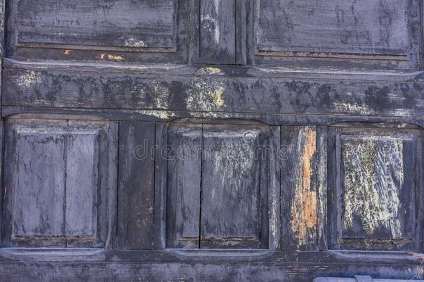 老的木材门关在上面看法设计结构