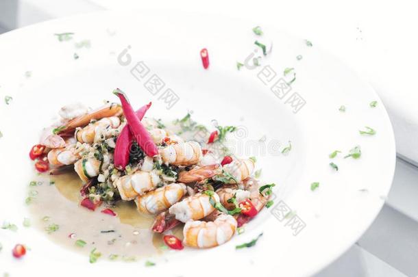 辛辣的大蒜对虾现代的融合美食家食物烹饪餐