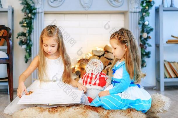 两个孩子们阅读一书.观念<strong>新</strong>的Ye一r,愉快的Christm一s,假日