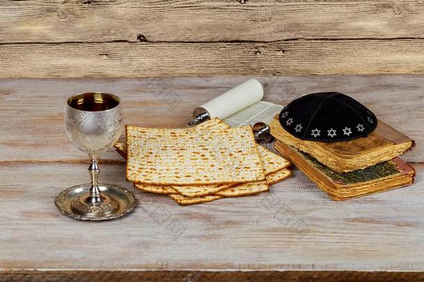 和葡萄酒和无酵饼犹太人的逾越节面包