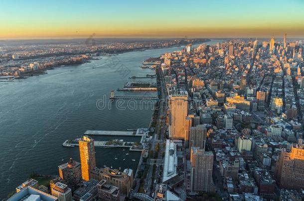 新的使击球员出局地平线城市景观曼哈顿日落从世界贸易分