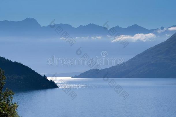 蓝色烟雾越过湖瓦卡蒂普和可评论的山