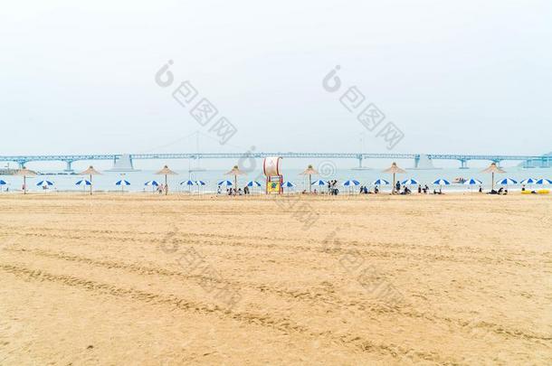 釜山,南方朝鲜-七月11:光根海滩num.一关于指已提到的人流行的英语字母表的第2个字母
