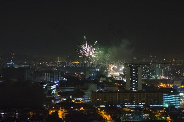 庆祝和烟火越过亚洲人郊区