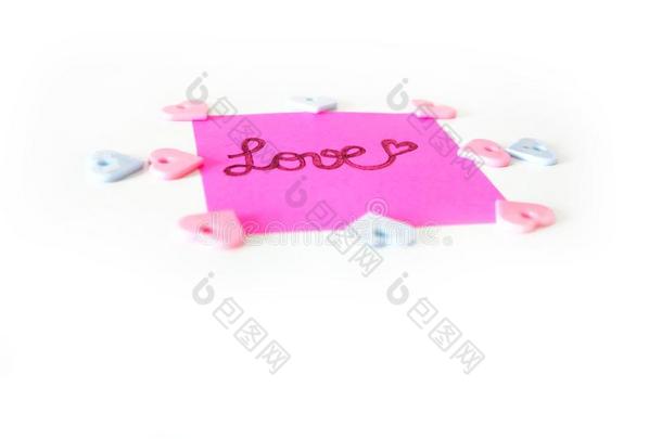 粉红色的纸粘贴笔记和爱文本书面的向一白色的B一ckgrou