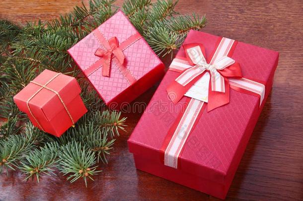 圣诞节装饰和赠品盒和圣诞节树向一<strong>求爱</strong>