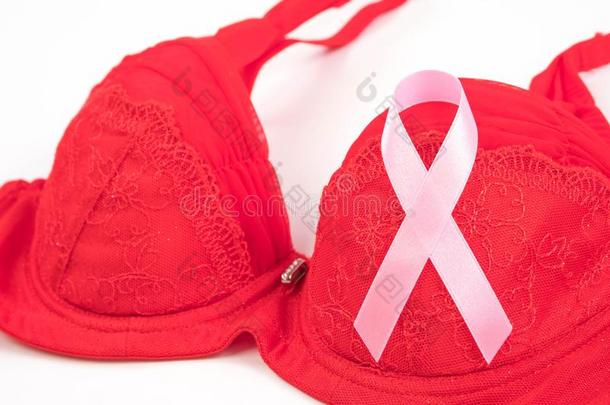 <strong>乳房</strong>癌症察觉,粉红色的带和红色的胸罩向白色的后面