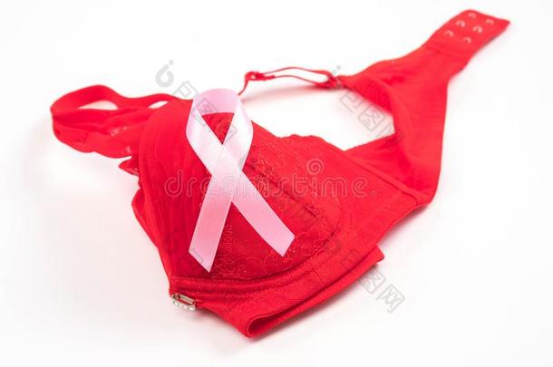 <strong>乳房</strong>癌症察觉,粉红色的带和红色的胸罩向白色的后面