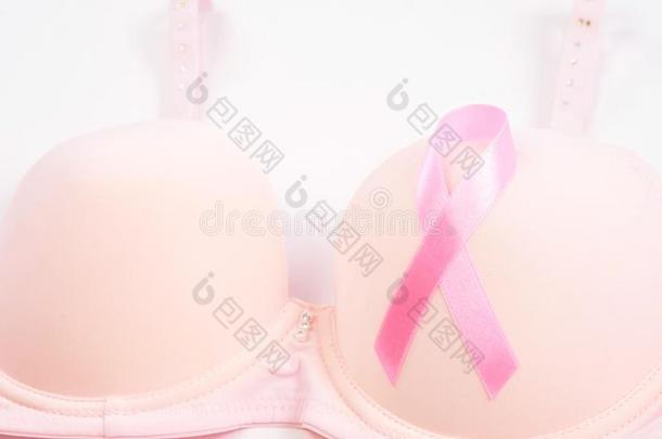 <strong>乳房</strong>癌症察觉,粉红色的带和粉红色的胸罩向白色的后面
