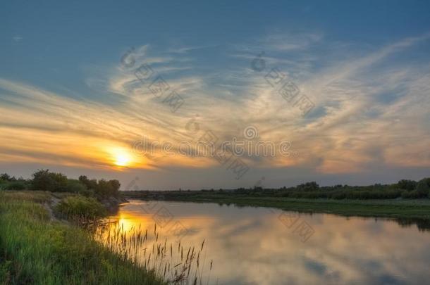 夏风景和日落和河在户外