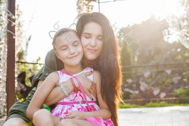 母亲和女儿热烈地拥抱和微笑的和克莱恩眼睛