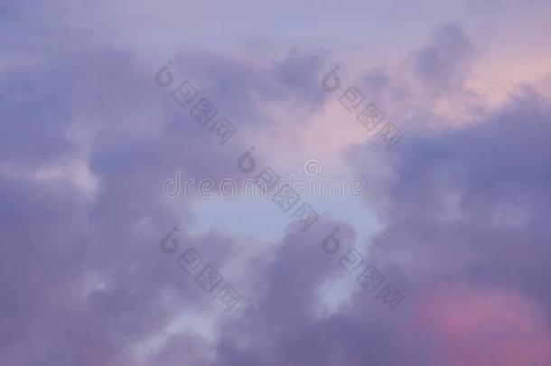 粉红色的和蓝色云采用指已提到的人天在日落