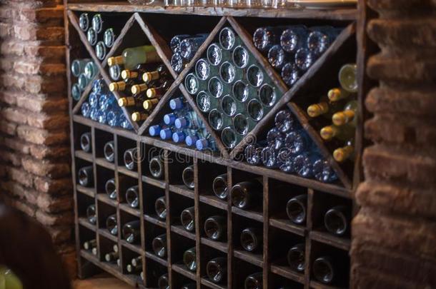 橱柜关于瓶子关于葡萄酒葡萄酒瓶子仓库地下室